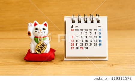 2025年4月カレンダーと招き猫　日本の開運日カレンダーイメージ素材 119311578