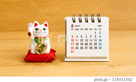 2025年8月カレンダーと招き猫　日本の開運日カレンダーイメージ素材 119311582