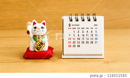 2025年9月カレンダーと招き猫　日本の開運日カレンダーイメージ素材 119311583