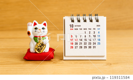 2025年10月カレンダーと招き猫 日本の開運日カレンダーイメージ素材 2025年10月カレンダーと招き猫 日本の開運日カレンダーイメージ素材 119311584