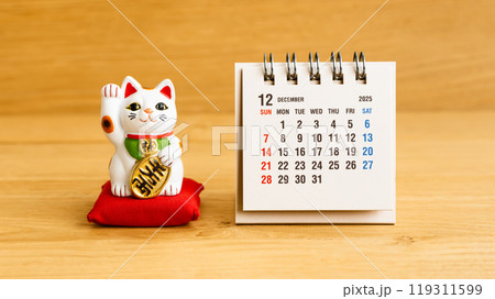 2025年12月カレンダーと招き猫 日本の開運日カレンダーイメージ素材 2025年12月カレンダーと招き猫 日本の開運日カレンダーイメージ素材 119311599