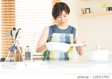 キッチンで料理動画を収録する女性 119311767