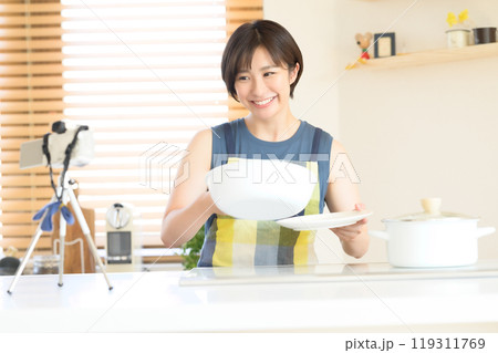 キッチンで料理動画を収録する女性 119311769