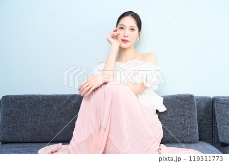 ソファーに座る女性 ソファーに座る女性 119311773