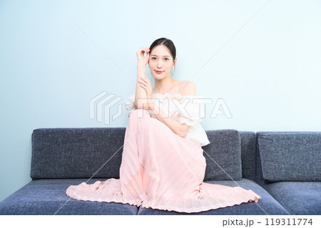 ソファーに座る女性 ソファーに座る女性 119311774