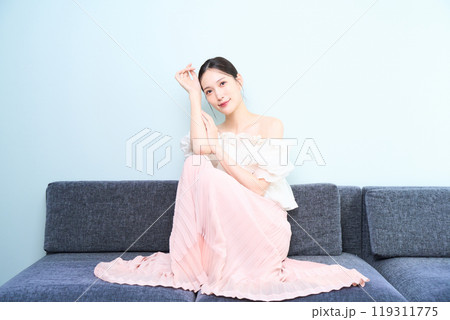 ソファーに座る女性 119311775