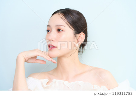 ソファーに座る女性 ソファーに座る女性 119311782
