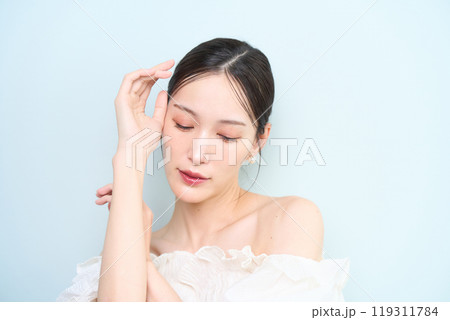 ソファーに座る女性 ソファーに座る女性 119311784