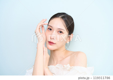 ソファーに座る女性 119311786