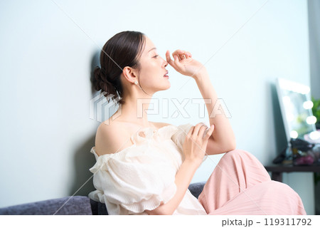ソファーに座る女性 ソファーに座る女性 119311792