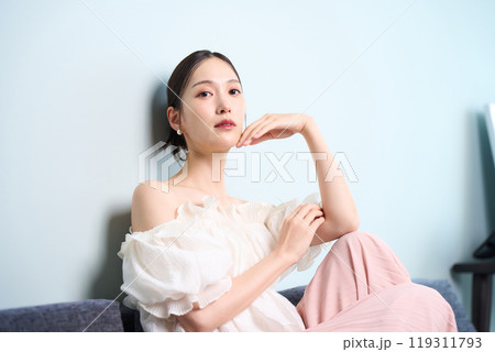 ソファーに座る女性 ソファーに座る女性 119311793