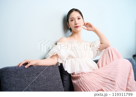 ソファーに座る女性 ソファーに座る女性 119311799