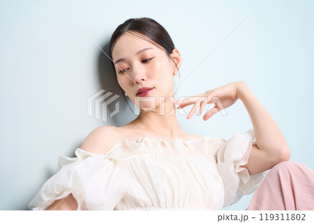 ソファーに座る女性 119311802