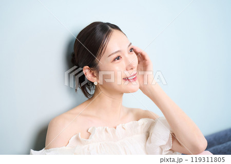 ソファーに座る女性 ソファーに座る女性 119311805