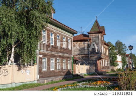 Old wooden houses in Arkhangelsk city 119311921