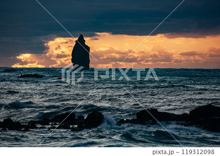 積丹半島、神威岬のシンボル神威岩 119312098