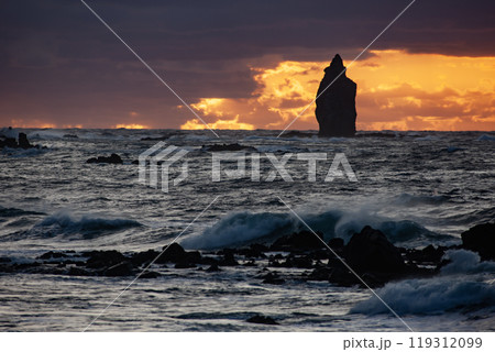 積丹半島、神威岬のシンボル神威岩 積丹半島、神威岬のシンボル神威岩 119312099