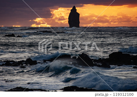 積丹半島、神威岬のシンボル神威岩 119312100