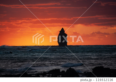 積丹半島、神威岬のシンボル神威岩 積丹半島、神威岬のシンボル神威岩 119312116