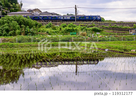 水田風景を走る電車 119312177