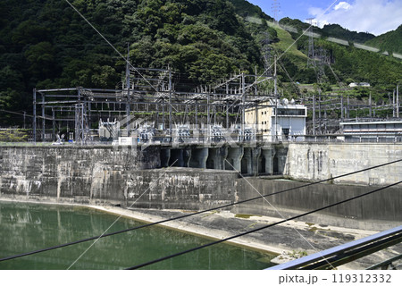 走行中の車窓から見る佐久間発電所（静岡県） 119312332