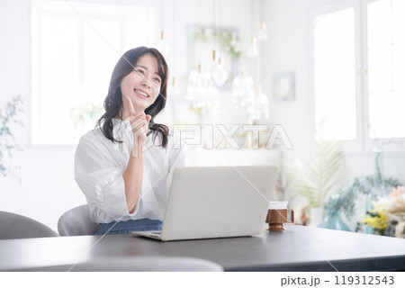 パソコンのある机に座ってオススメやポイントなどポーズをとる女性 転職や勉強など若いかわいい女性のイメ パソコンのある机に座ってオススメやポイントなどポーズをとる女性 転職や勉強など若いかわいい女性のイメ 119312543