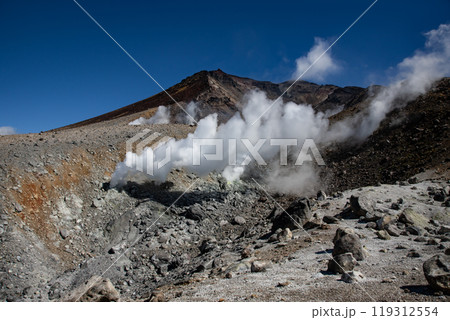 噴煙上げる北海道主峰旭岳 119312554