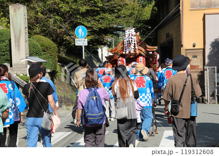だんじり祭りの行列 だんじり祭りの行列 119312608