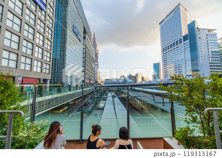 夕方の新宿駅南口を楽しむ 夕方の新宿駅南口を楽しむ 119313167