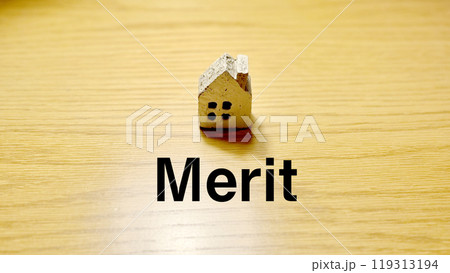 スポットライトの当たったテーブルにポツンと置いた家小物とMerit文字 119313194