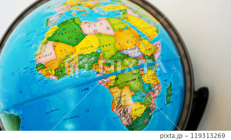 地球儀のアフリカ大陸 - 多様な文化と自然① 119313269