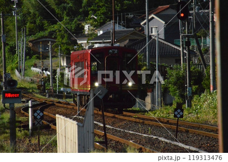 東雲駅に入ってくる赤い電車(東雲駅/京都府舞鶴市水間257-2) 東雲駅に入ってくる赤い電車(東雲駅/京都府舞鶴市水間257-2) 119313476