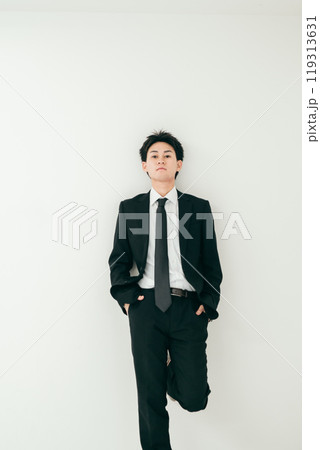 スーツ姿の20代日本人男性 スーツ姿の20代日本人男性 119313631