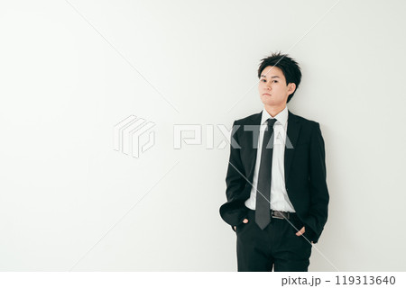 スーツ姿の20代日本人男性 スーツ姿の20代日本人男性 119313640