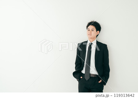 会話をしているスーツ姿の20代日本人男性 会話をしているスーツ姿の20代日本人男性 119313642