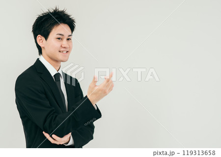 会話をしているスーツ姿の20代日本人男性 会話をしているスーツ姿の20代日本人男性 119313658