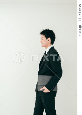 タブレットを持っているスーツ姿の20代日本人男性 タブレットを持っているスーツ姿の20代日本人男性 119313659