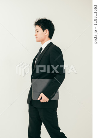 タブレットを持っているスーツ姿の20代日本人男性 119313663