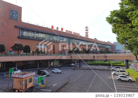 早朝AM7:30頃の仙台駅西口とペデストリアンデッキ 119313907