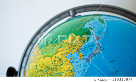 地球儀の日本と東アジアクローズアップ 119313974