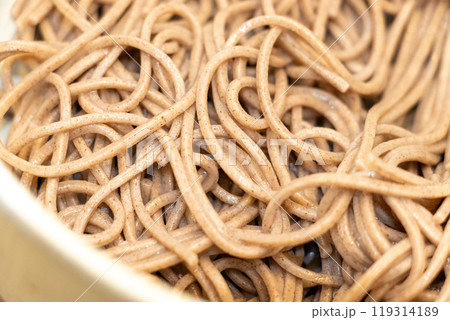 茹でた蕎麦にクローズアップ 茹でた蕎麦にクローズアップ 119314189