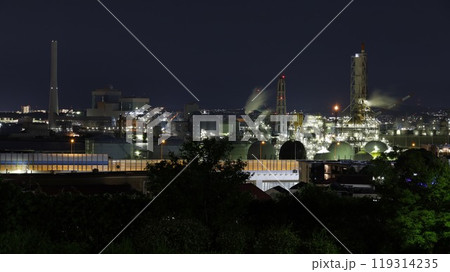 「本牧山頂公園本牧荒井の丘」（横浜市）から見た工場夜景 119314235