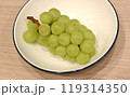 お皿に乗っているシャインマスカット 119314350