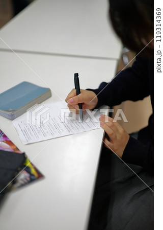 図書館で学習する　勉強する生徒 119314369
