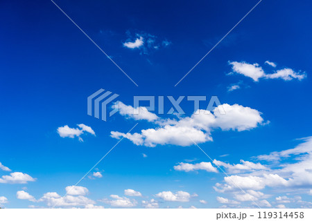 澄んだ秋の空と白い雲 澄んだ秋の空と白い雲 119314458
