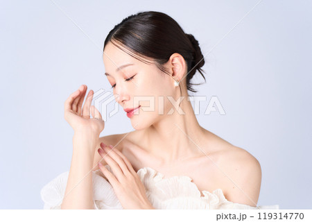 優しい表情の若い女性 優しい表情の若い女性 119314770