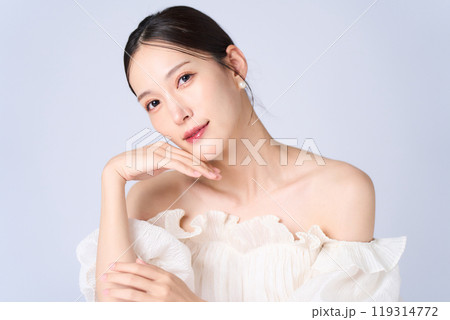 優しい表情の若い女性 優しい表情の若い女性 119314772