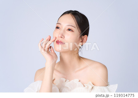 優しい表情の若い女性 優しい表情の若い女性 119314775