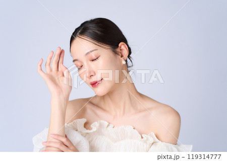 優しい表情の若い女性 優しい表情の若い女性 119314777