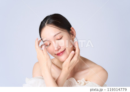 優しい表情の若い女性 119314779